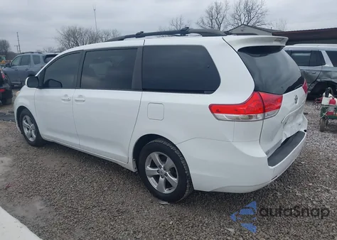 2012 Toyota Sienna Le V6 8 Passenger z USA, uszkodzony, nr VIN 5TDKK3DC9CS260732